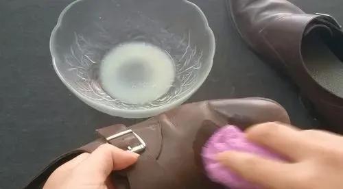 过期牛奶千万别扔11种用途，过期牛奶的11个妙用（过期牛奶怎么样处理更好呢）