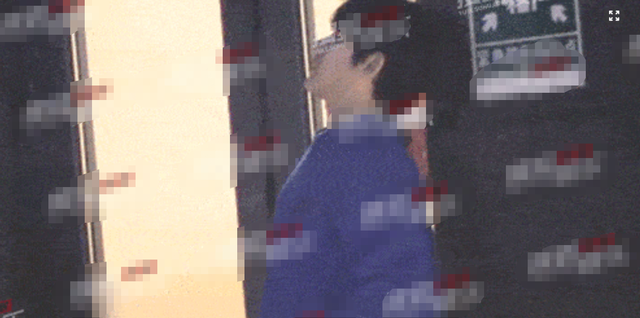 31岁陈翔深夜现身酒吧！室内抽烟大肚腩突出，和两位美女热聊
