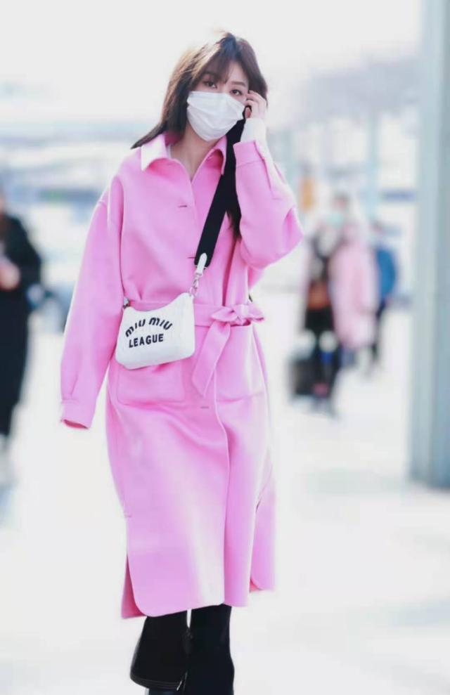 皮衣搭配什么裤子，皮衣有哪些搭配技巧（“乔欣”不愧是时尚达人）