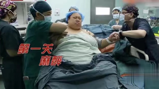 怀孕七个月胎儿图，怀孕7个月的胎儿什么样子（医生扒开脂肪层抱出7斤重的男婴）