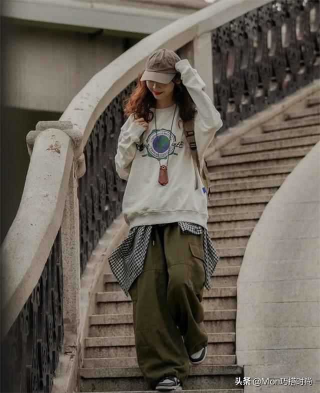 卫衣搭配什么裤子好看女，女生卫衣配什么裤子好看（今年流行这4种卫衣搭配）