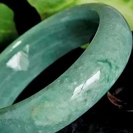 翡翠种水等级划分价格，翡翠等级划分及价格（1万和1000万的翡翠手镯）