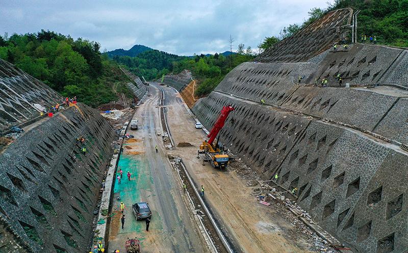 湖南省高速公路，湖南省一共有多少条高速公路（湖南省高速公路将完成投资破千亿）