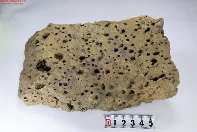 岩石分为哪三大类，岩石按生成原因分三大类（奇石中的地质现象——火成岩的结构和构造）
