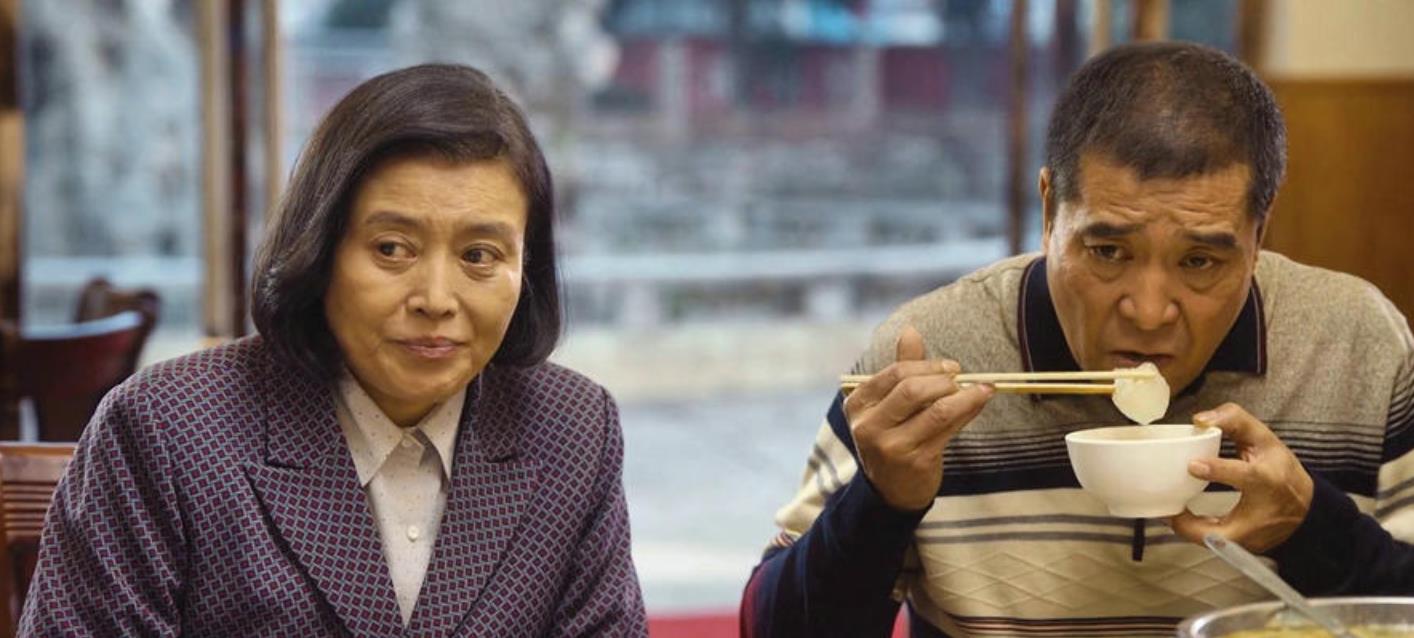 丁嘉丽也是大家的老熟人,实力派女演员,年轻的时候,乍一看,很容易把她