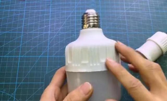 灯泡坏了怎么修，灯具电路坏了怎么修（今天教你这样修复，简单又实用）