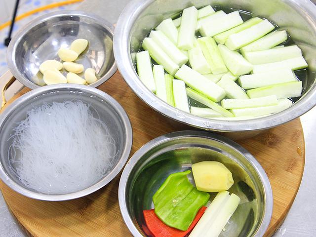 生凉瓜的功效与作用，生凉瓜的功效与作用是什么（夏天多吃“凉瓜”）