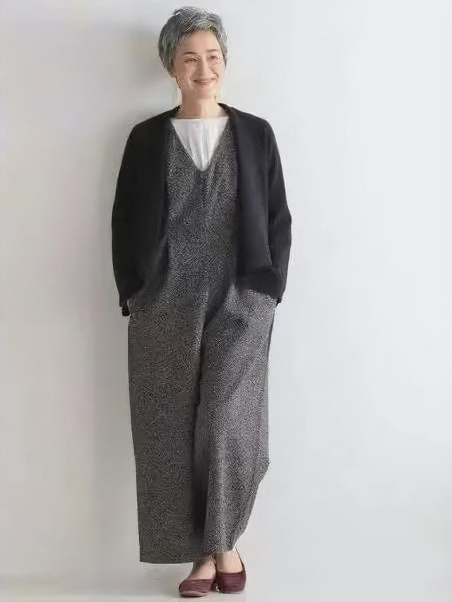 西裤配什么上衣，女士西裤搭配什么衣服好看（今冬这样搭简单保暖又特显气质）