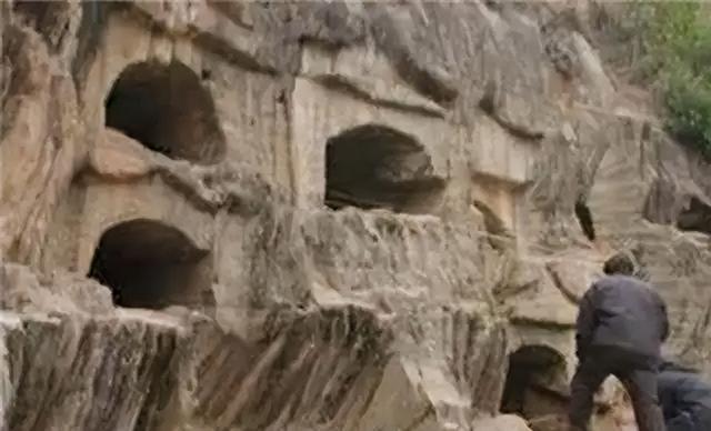 瓦罐坟老人为什么不跑，瓦罐坟老人跑了会怎样（古代人过60就要被关进坟墓）