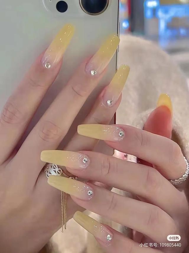 指甲油裸色和透明色有什么区别，护甲油和透明色的指甲油一样吗（显白好看，春夏必做）