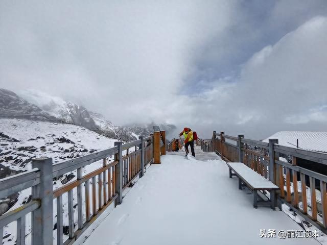 玉龙雪山十月份有雪吗，玉龙雪山现在9月有雪吗（玉龙雪山迎来今秋第一场雪）