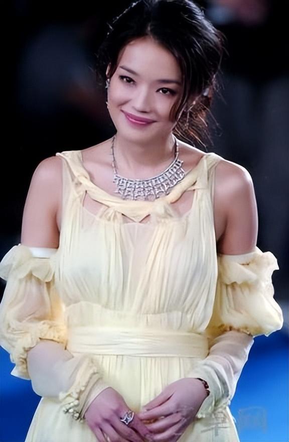 舒淇原名叫林立慧,1976年出生在台湾省一个非常贫困的家庭.