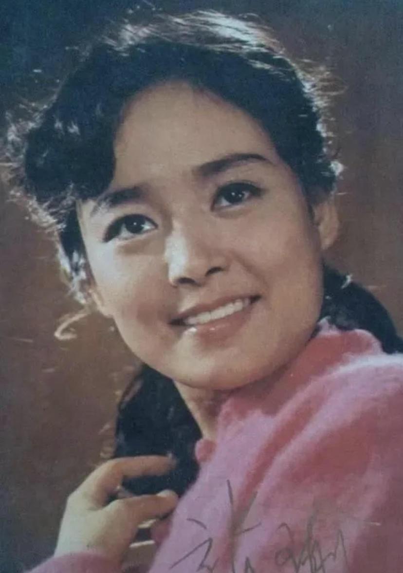 因庐山恋爆红却弃夫出国,归来无儿女无人气,影后张瑜后悔了吗?