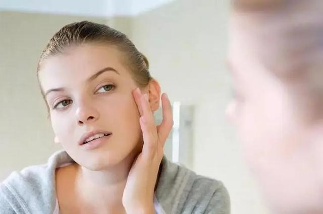 脸上过敏发红发痒，脸部过敏发痒发红怎么办（夏季脸部过敏发红发痒紧绷……教你三个方法科学应对）