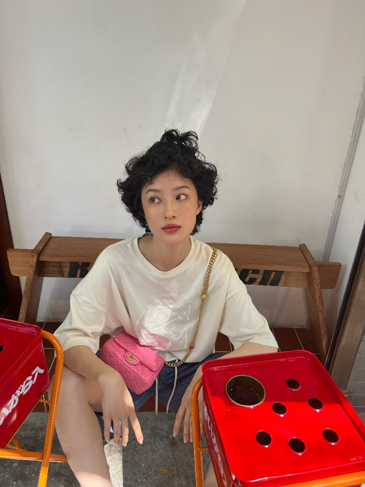 女t是什么意思，男生t和女t的区别是什么（女艺人的白T穿法）