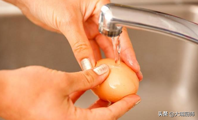 鸡蛋放冰箱里的危害，鸡蛋放冰箱里的危害有多大（直接冷藏会变“坏蛋”）