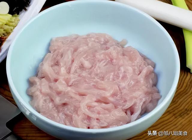 瘦肉粥怎么做好吃又营养丰富，瘦肉粥怎么做好吃呢（肉丝软嫩不腥）