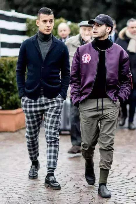 穿黑色毛衣的男人，男生牛仔裤配什么上衣好看（冬季高领毛衣才应该是男士的必备）