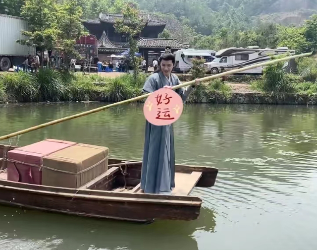 任豪个人资料简介，26岁的任豪和美女现身酒店吃饭