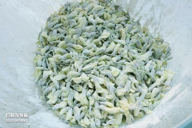 槐花饼怎么做好吃又简单，槐花饼的简易做法（烙饼吃可真香啊）