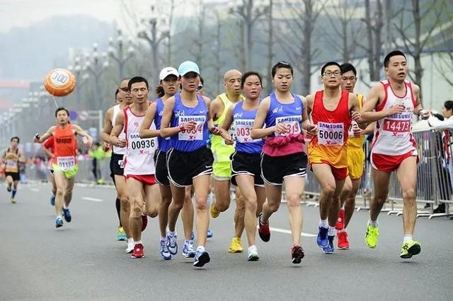 每天跑五公里一个月可以瘦多少斤，每天跑5公里一个月能瘦多少（五公里破18分钟并不难！）