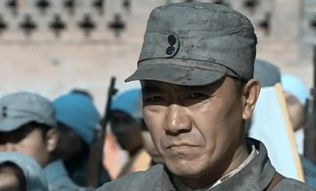 政治部主任和政委的区别，军区政治部主任和政委的区别（军队中政委和司令员）