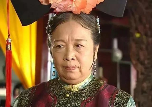 容嬷嬷李明启罕见近况曝光，86岁“容嬷嬷”李明启逛菜市场