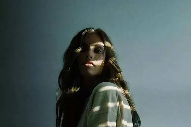 白底黑字伤感短句文字图片，白底黑字伤感短句文字图片素材（泪水与泪水咬牙切齿）