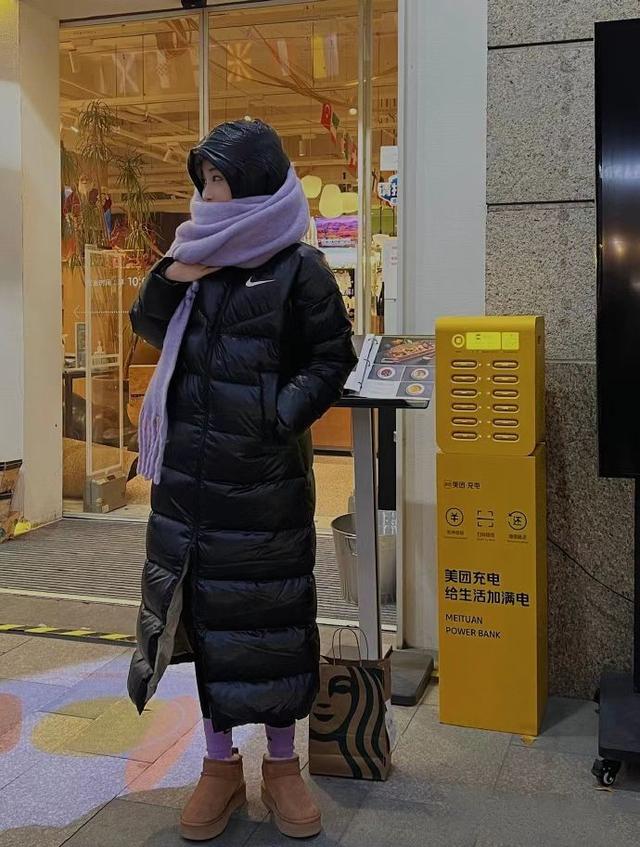 长款卫衣下面搭配什么，卫衣长款下身搭配图片（今年冬天长款羽绒服搭配这4款“下装”）