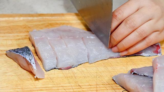 葱油鱼怎么做好吃，葱油鱼怎么做好吃视频（我准会做“一鱼三吃”）