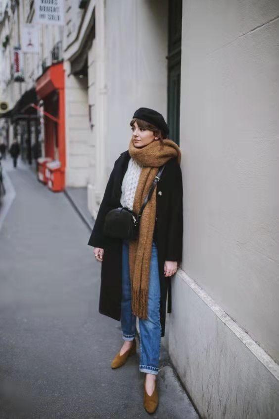 红色贝雷帽搭配什么衣服好看，红色贝雷帽搭配什么衣服好看男（试试“大衣+贝雷帽”）