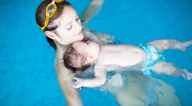 宝宝游泳有什么好处和坏处，婴幼儿游泳的好处和坏处（婴幼儿游泳真能激发他们大脑的潜能吗）