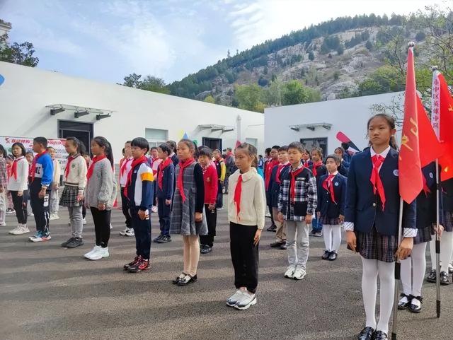 少先队员队徽的含义，少先队员的队旗和红领巾的含义是什么（这些少先队基础知识）