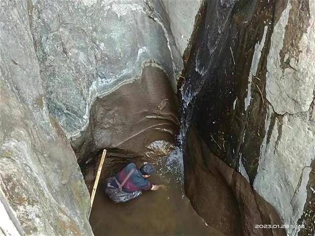 苹果8掉水里没事吧，iPhone8掉进水里怎么办（女游客手机掉进700米峡谷）