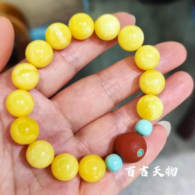 最近流行什么蜜蜡手串，什么款式的蜜蜡手串最漂亮
