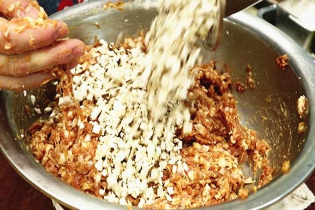 包饺子的面怎么和最好，饺子面怎么和好吃（保证肉馅油润多汁、鲜嫩可口）