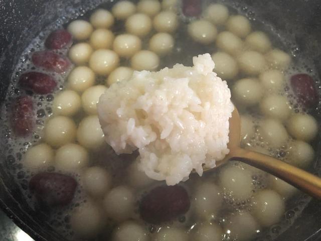 桂花酒酿小汤圆怎么做，桂花米酿汤圆（桂花酒酿小元宵：暖胃又暖心）