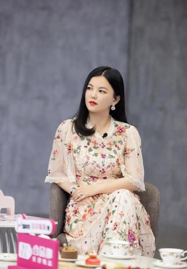 李湘服装搭配，李湘身材微胖却挺懂搭配