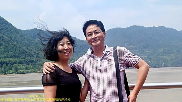 葛洲坝和三峡大坝，长江的水利枢纽三峡葛洲坝（湖北宜昌：乘船过葛洲坝）