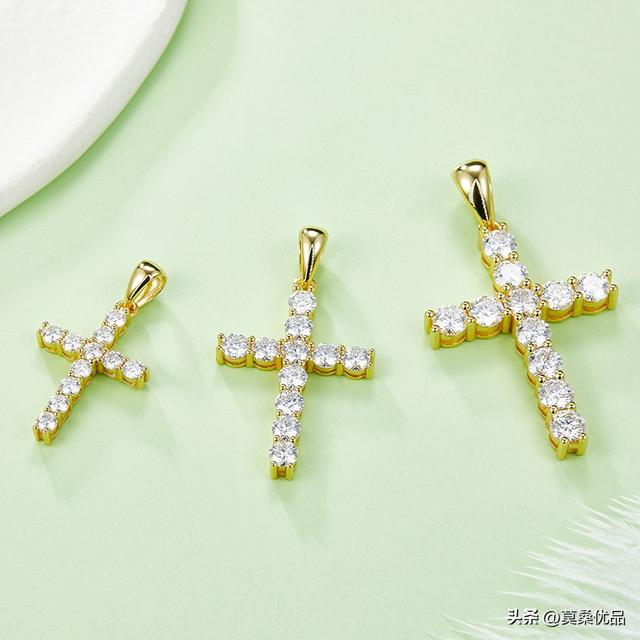 送项链的含义是什么，送项链代表什么意思是什么（莫桑石十字架项链的含义你知道吗）