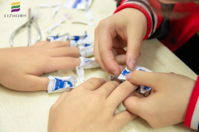 美甲分享详细卸甲步骤，美甲如何自己卸甲（卸甲包和打磨机的卸甲方法）