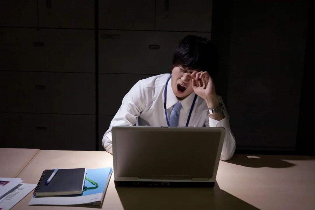 律师工资一月一般多少（实习律师困在精英版流水线上）