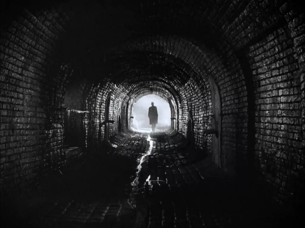 20世纪20年代初,随着编辑技术的进步,文本从静止的黑色背景中分离出来