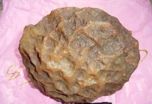 什么石头最值钱,世界上最值钱的石头是什么(女孩靠捡石头发家致富)