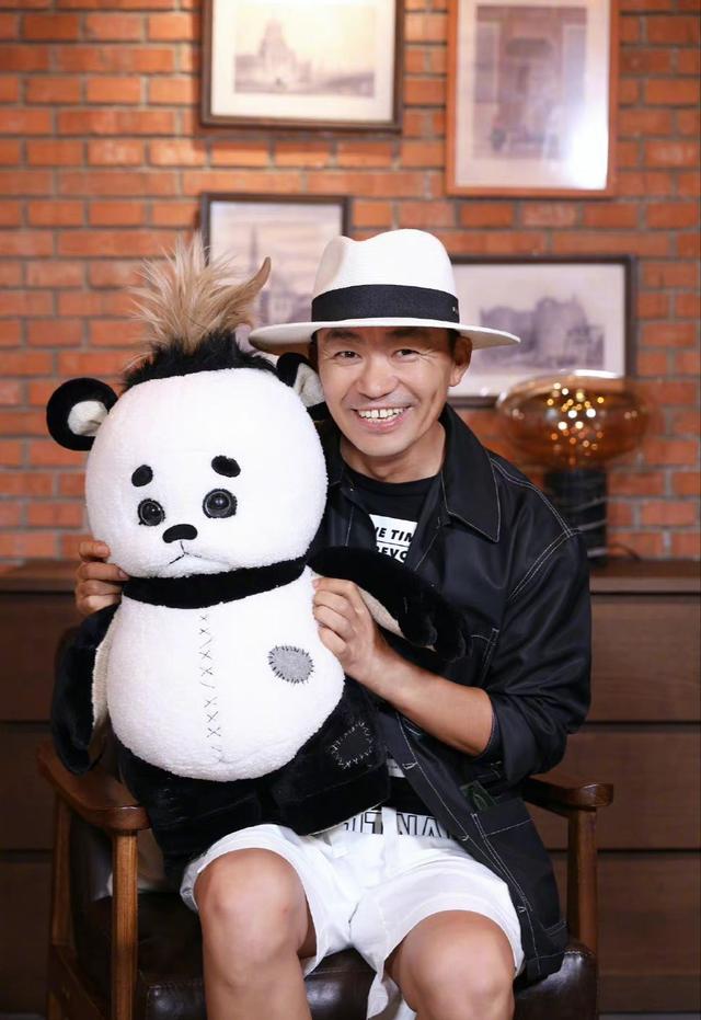 王宝强的民族，王宝强那的人（王宝强近照儒雅像极美国留学生）