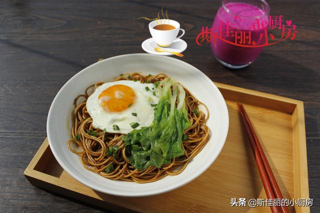 荷包蛋挂面怎么煮，面条煮荷包蛋的做法（早餐最爱这碗面）