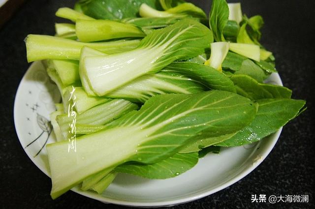 白灼小油菜最正宗的做法，白灼油菜窍门（春天女人多吃这菜）