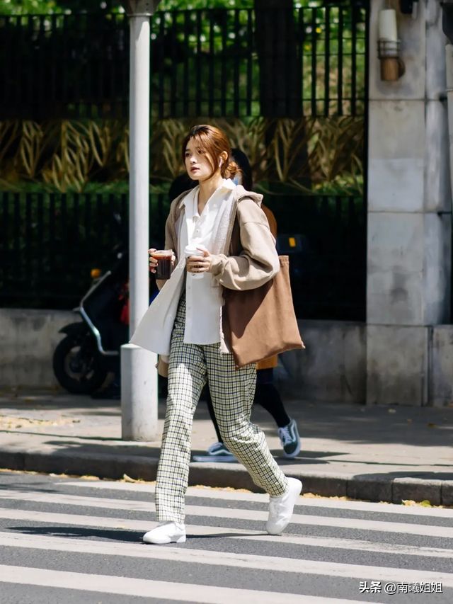 直筒裤和修身裤有什么区别，牛仔裤修身和直筒有什么区别（裤子究竟穿“松”还是穿“紧”更好）