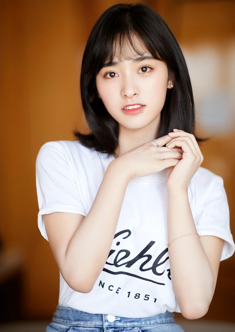 沈月和邢菲是同一类型的人,长相甜美,徘徊于网剧,沈月有时会涉足一些