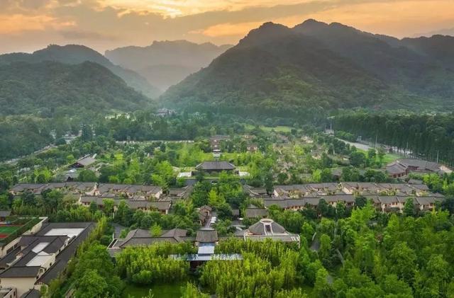青城山旅游，青城山旅游图（赏千年银杏、观层林尽染、泡山间温泉......顶奢配置慢生活尽在青城山～）